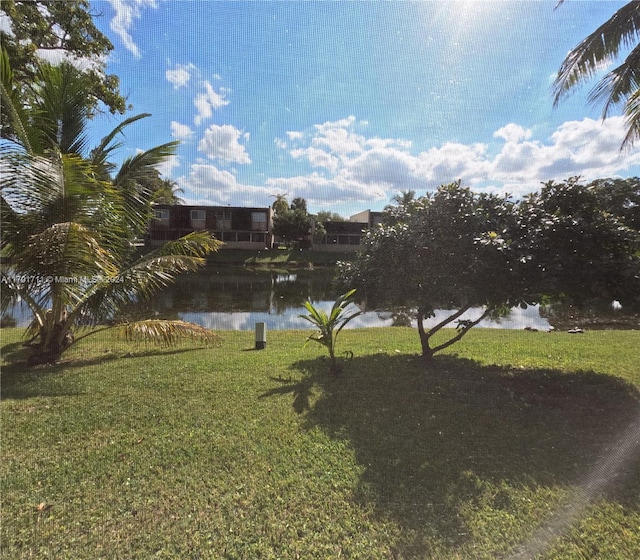 view of yard featuring a water view