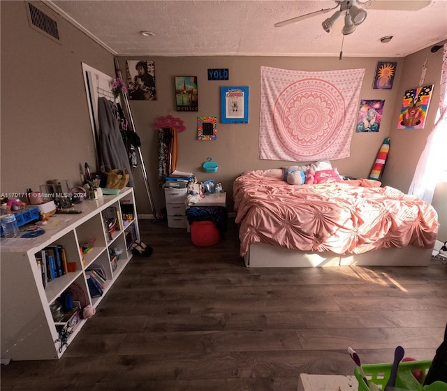 bedroom featuring ceiling fan, dark wood-type flooring, and a textured ceiling