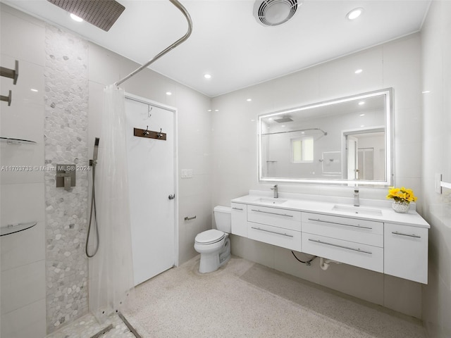 bathroom featuring a shower with curtain, vanity, and toilet