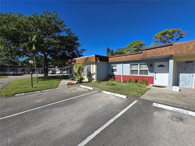 view of front facade with a front yard