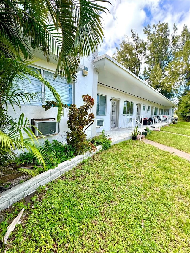 view of front of house featuring a front lawn