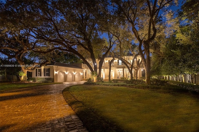 view of front of property featuring a yard