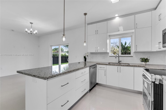 kitchen with sink, hanging light fixtures, stainless steel appliances, kitchen peninsula, and white cabinets