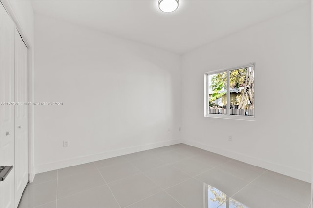 empty room featuring light tile patterned floors