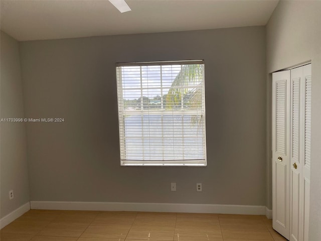unfurnished room featuring light tile patterned floors