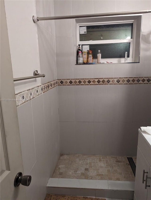 bathroom featuring a tile shower