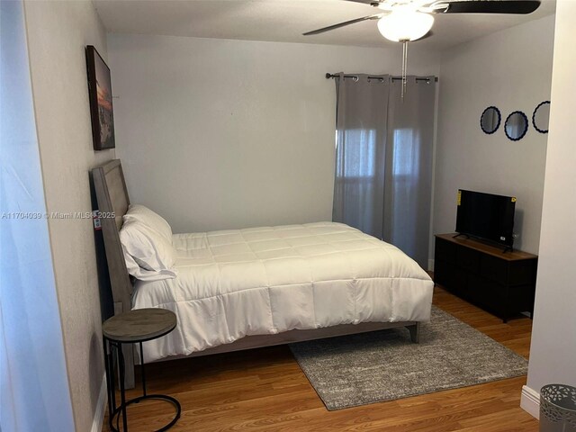 bedroom featuring ceiling fan, a textured ceiling, and hardwood / wood-style flooring