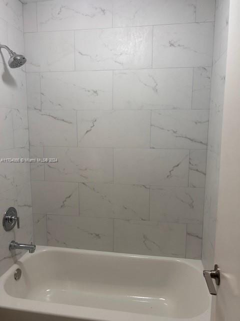 bathroom with tiled shower / bath