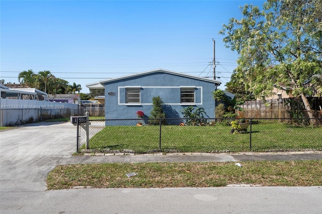 view of front of property featuring a front yard