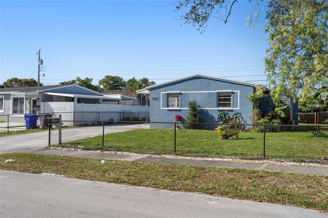 view of front of property featuring a front lawn