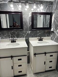 bathroom featuring decorative backsplash and vanity