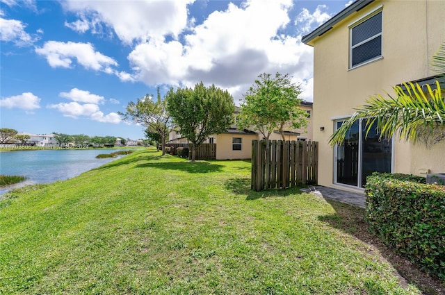 view of yard featuring a water view