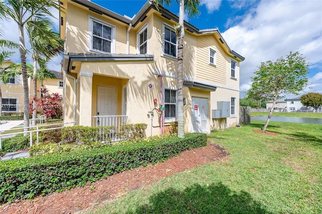 view of front of property featuring a front lawn