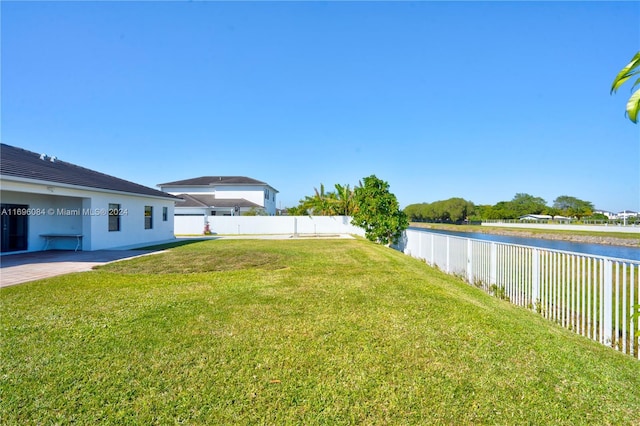 view of yard featuring a water view