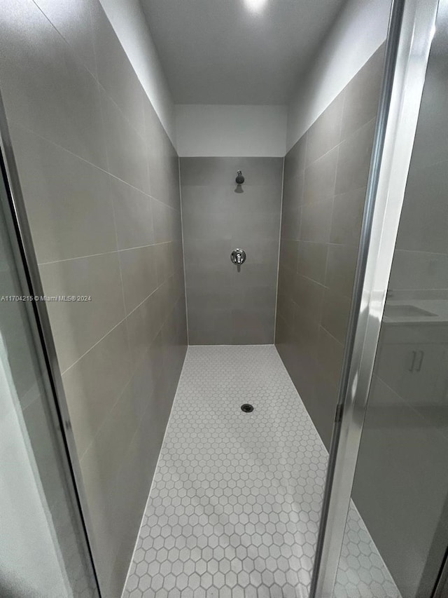 bathroom featuring tiled shower