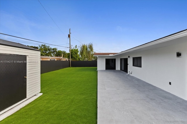 view of yard with a patio