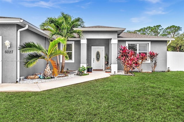 view of front of home featuring a front yard