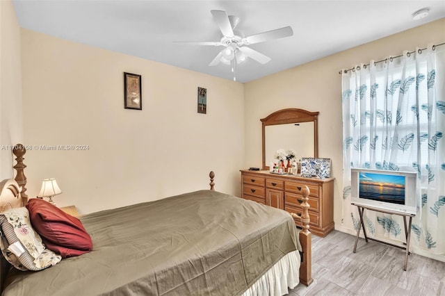 bedroom featuring ceiling fan