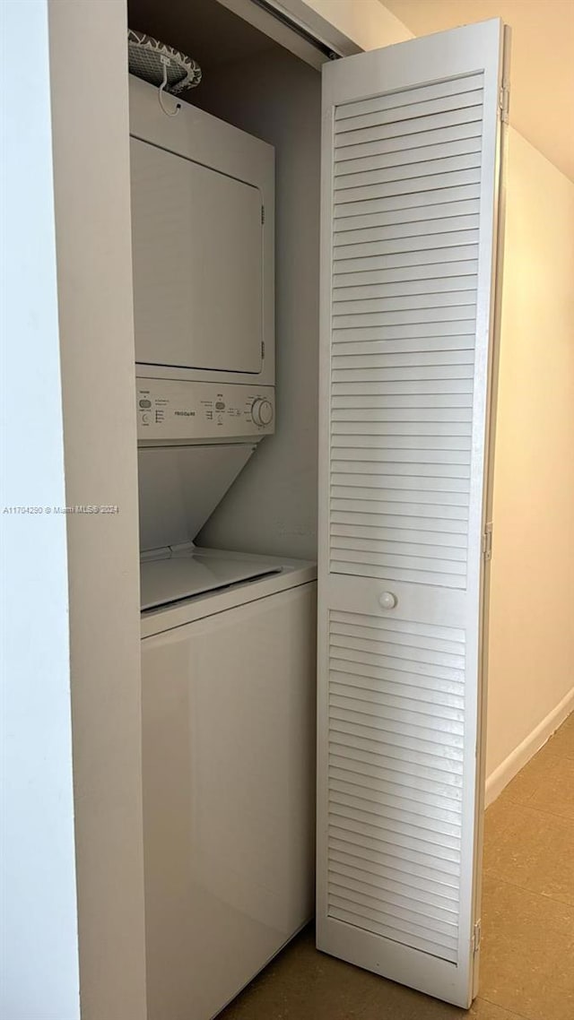 41 SE 5th St Unit 2011, Miami, FL 33131 - washroom with stacked washer / drying machine and baseboards