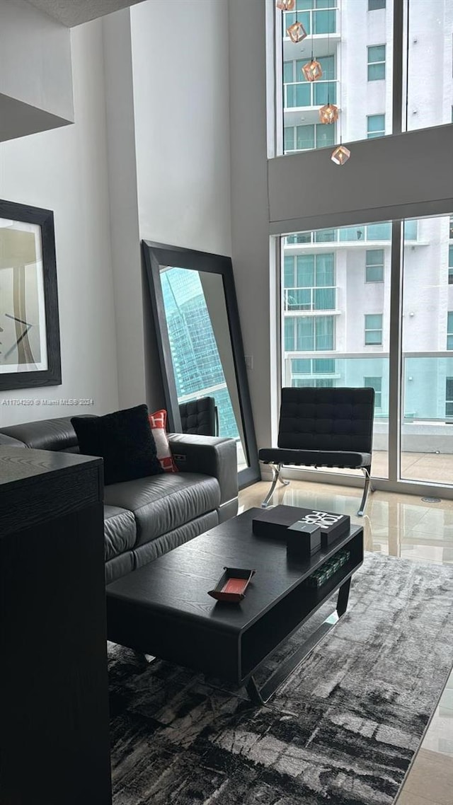 41 SE 5th St Unit 2011, Miami, FL 33131 - living room featuring a towering ceiling