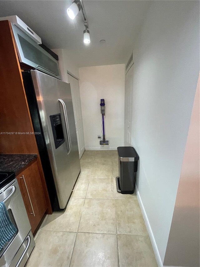 7350 SW 89th St Unit 817S, Miami, FL 33156 - kitchen with stainless steel appliances, light tile patterned flooring, and range hood