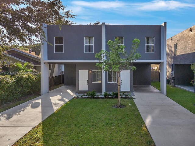 view of front of house featuring a front yard and a carport