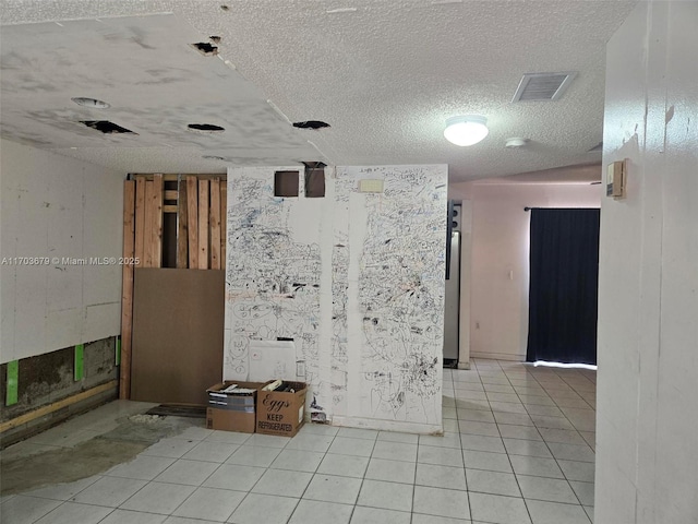 empty room featuring light tile patterned flooring