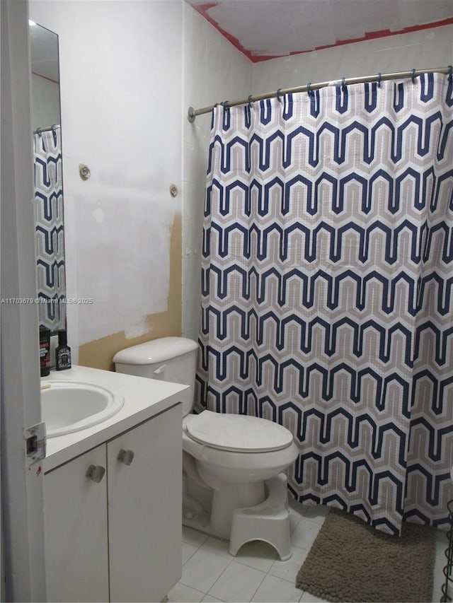 bathroom featuring tile patterned floors, a shower with curtain, vanity, and toilet