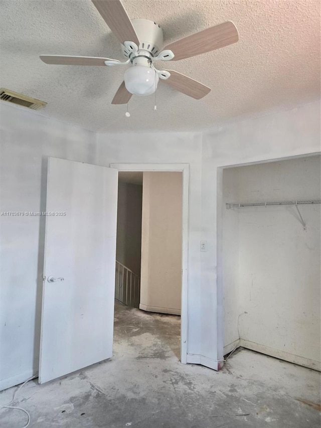 unfurnished bedroom featuring ceiling fan, a textured ceiling, and a closet