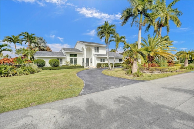 view of front of house featuring a front yard