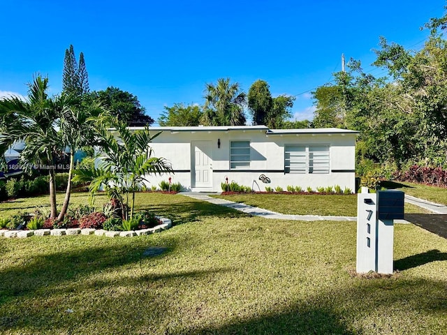 view of front of home featuring a front lawn