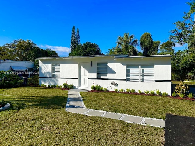 view of front of house featuring a front lawn