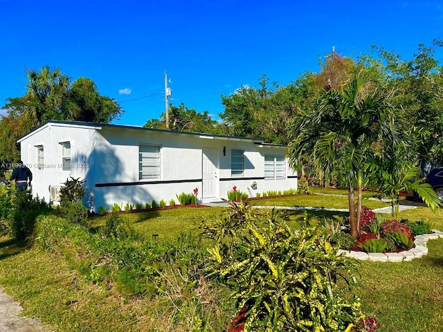 view of front of house featuring a front lawn