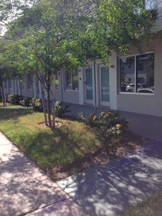 view of front of home featuring a front lawn