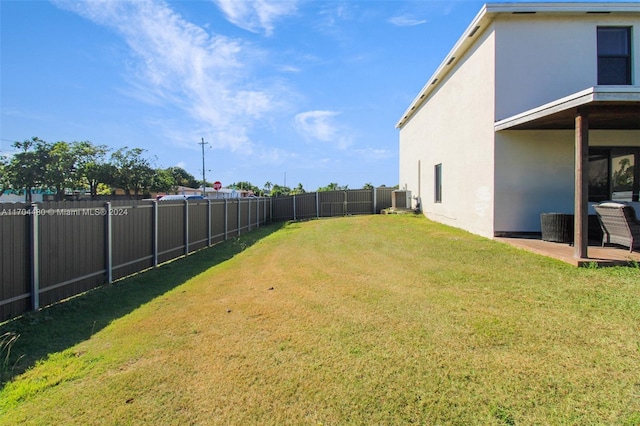 view of yard featuring a patio area