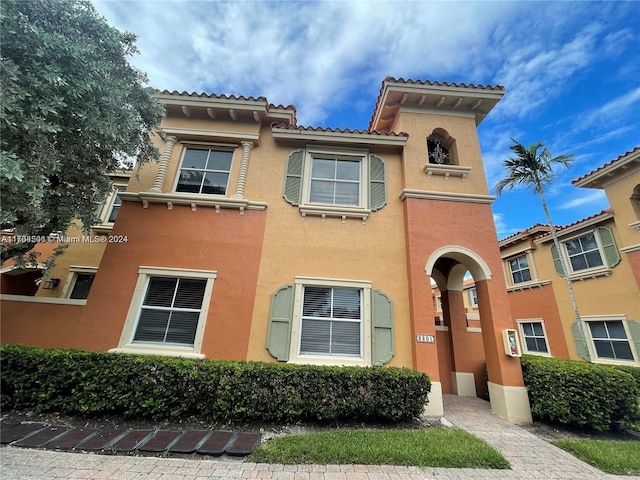 2201 Clipper Pl Unit 5405, Dania Beach, FL 33312 - view of front facade featuring stucco siding and a tiled roof