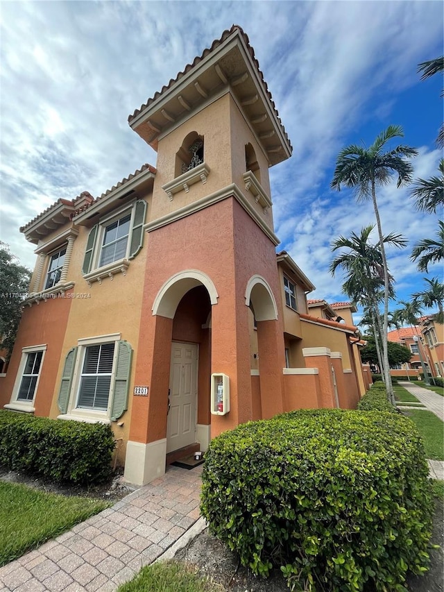2201 Clipper Pl Unit 5405, Dania Beach, FL 33312 - view of front facade with stucco siding and a tiled roof