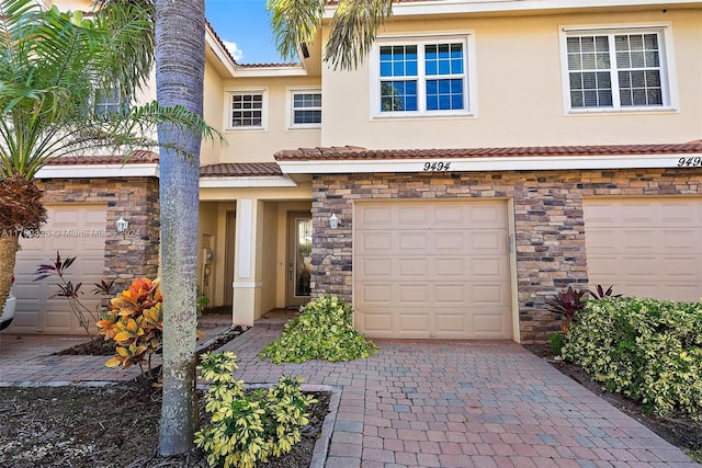 view of front facade featuring a garage