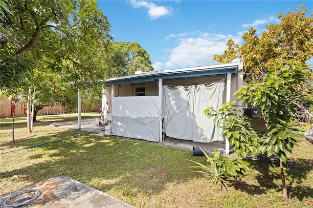 view of outdoor structure with a yard