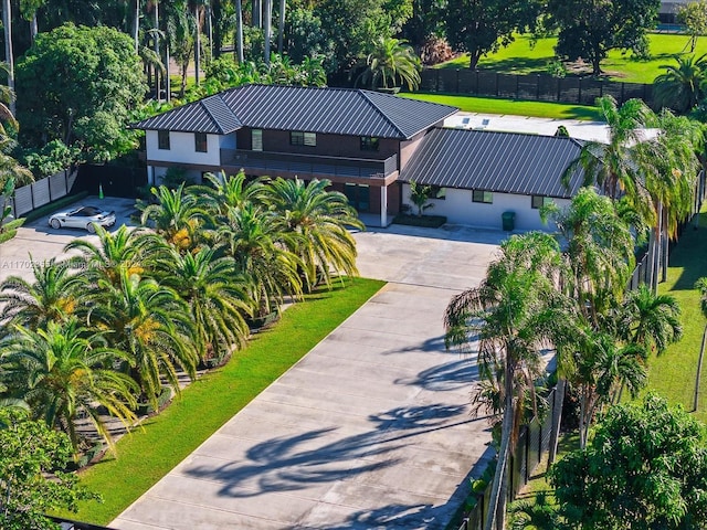 view of front of house with a front lawn