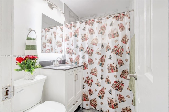 bathroom featuring a shower with curtain, vanity, and toilet