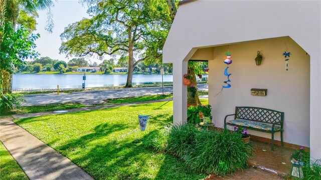 view of yard featuring a water view