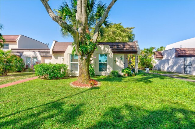 view of front of property with a front yard