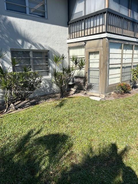 property entrance featuring a yard