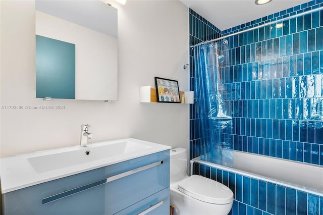 full bathroom featuring shower / tub combo with curtain, vanity, and toilet