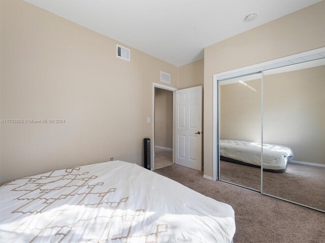 bedroom featuring carpet flooring and a closet