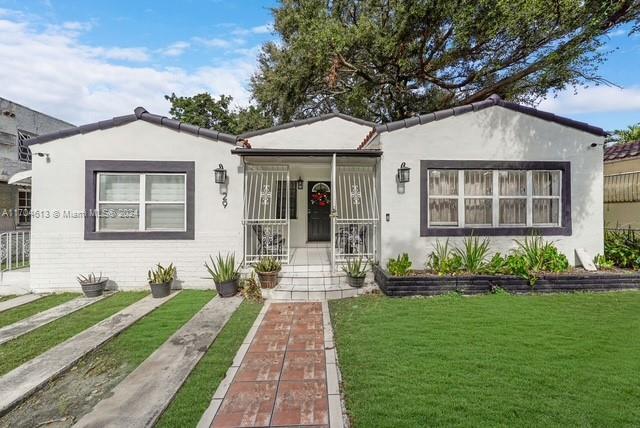 bungalow-style house with a front yard