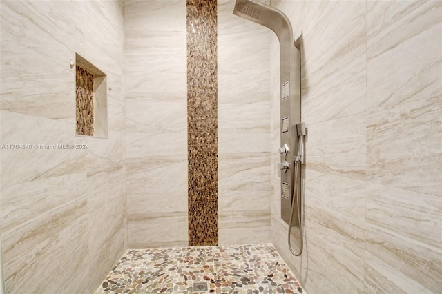 bathroom featuring a tile shower