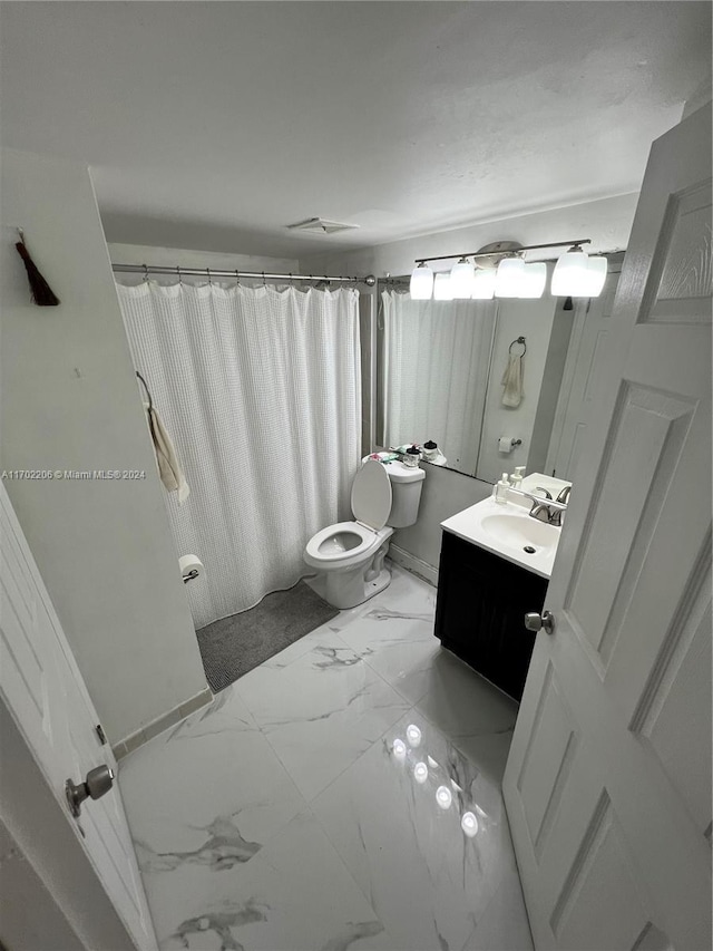 bathroom with a shower with shower curtain, vanity, and toilet