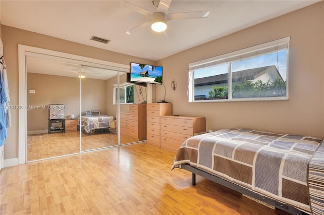 bedroom with hardwood / wood-style flooring, ceiling fan, and a closet